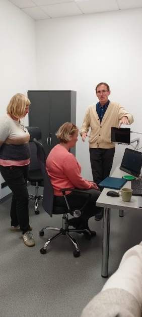 Pokaż zdjęcie: Dwie kobiety i mężczyzna korzystający z urządzenia wspomagającego edukację osób niewidomych